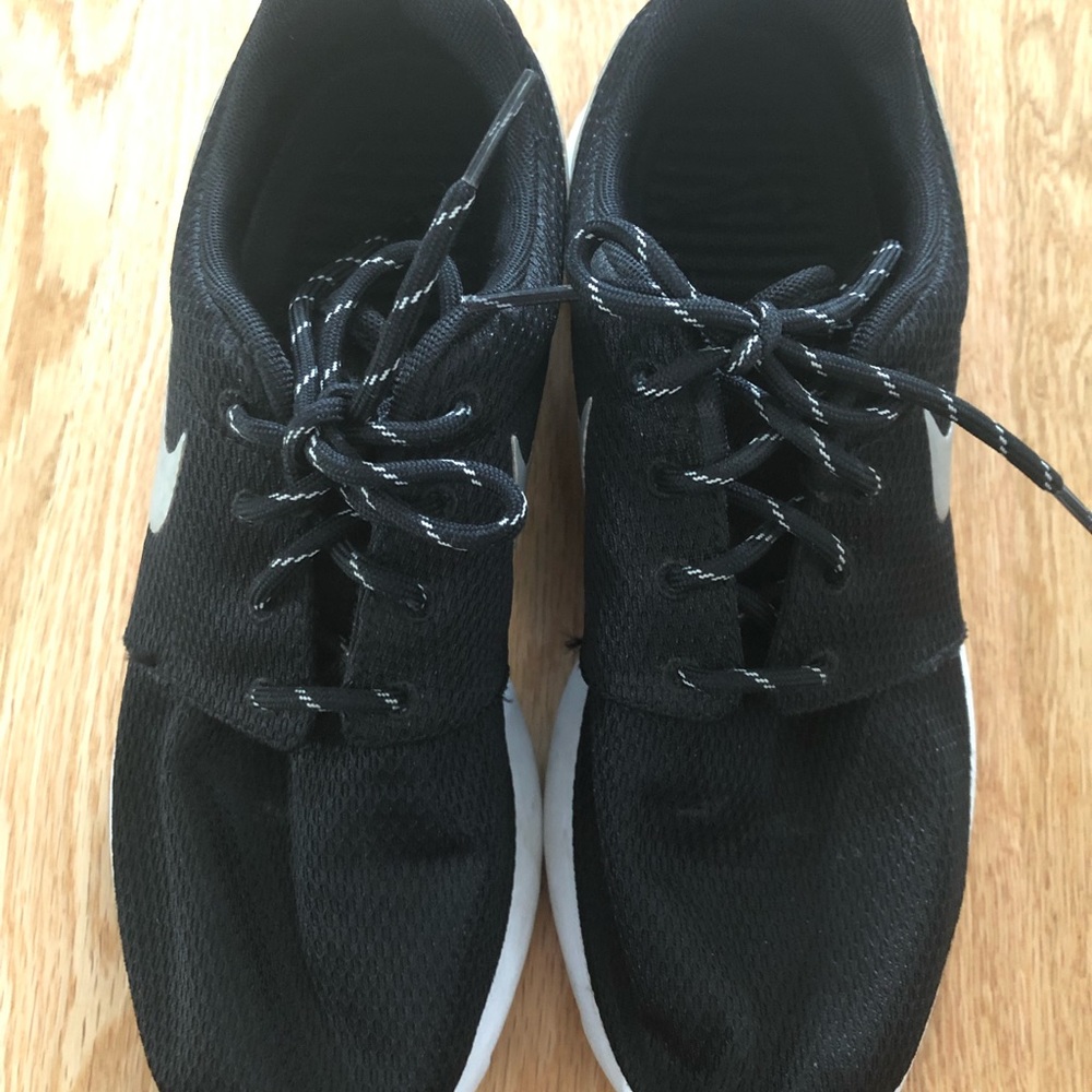 Nike Roshe Sneakers - Picture 3 of 4